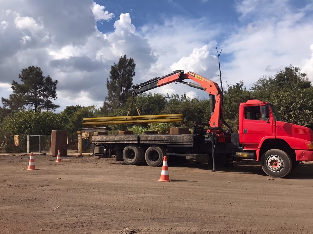Equipe e frota da Brava Locações em obra industrial