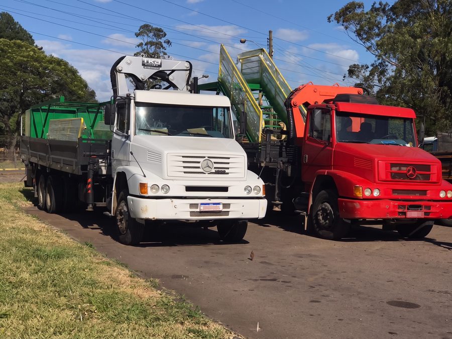 Caminhões munck da frota Brava prontos para operação